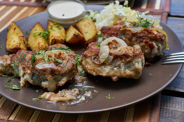 Налим обжаренный с луком и печеными дольками картофеля