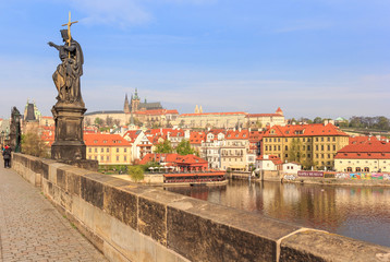 Fototapeta na wymiar Prague Castle and Valtava River