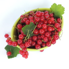 Ягоды  красной смородины в  зелёной вазе  