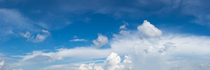 Obraz na płótnie Canvas Vibrant color panoramic sky with cloud on a sunny day.