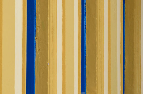 padrões verticais azuis e brancos formados em uma parede