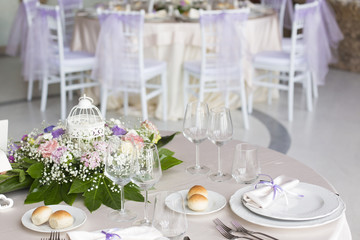 Tavolo apparecchiato per pranzo di nozze 