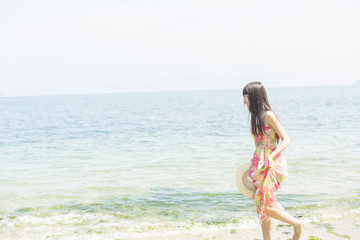 ビーチで遊ぶ女性