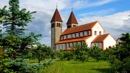 Fototapeta na wymiar Peter und Paul Stiftskirche auf Insel Reichenau in grüner Landschaft
