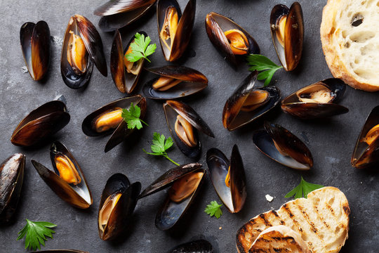 Mussels and bread toasts