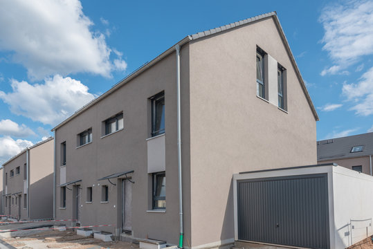 Modernes Doppelhaus im Bau