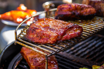 mariniertes Fleisch im Smoker