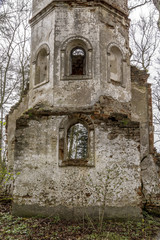 Fototapeta na wymiar Zerfall einer Jahrhunderte alten Kapelle