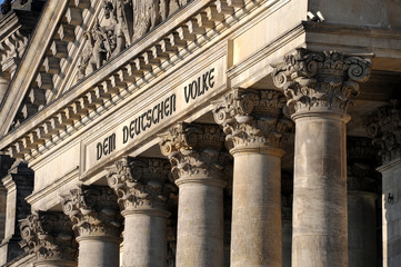 Fototapeta premium Reichstag, Dem Deutschen Volke, Reichstagsgebäude, Berlin, Inschrift, Deutscher Bundestag, Politik, Parlament, Deutschland