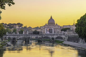 Fototapeta na wymiar View of Rome at sunset, witch the view of the Vatican