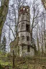 Die alte Kirchenruine verwittert mitten im Wald