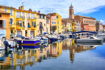 Colorful houses on canal of the old town of Martigues, France - obrazy, fototapety, plakaty