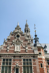 Fototapeta na wymiar Prachtvolles Gebäude aus Klinkersteinen in Leuven, Belgien