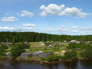 Ein karelisches Dorf an der Wolga