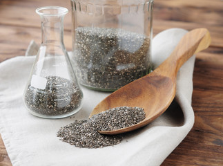 Chiasamen in verschiedenen Gef&auml;&szlig;en und auf einem Holzl&ouml;ffel.