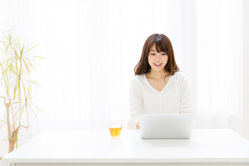 Obraz na płótnie Canvas attractive asian woman using laptop computer