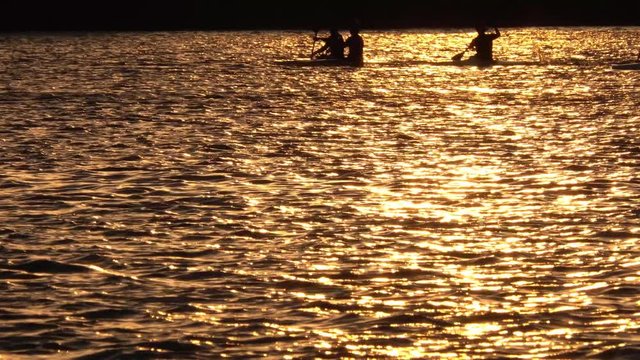 4K・夕焼けの川にカヌーのシルエット-2_20-47