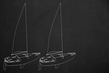 Fototapete Wasser Motorsport Segelregatta. Zwei Segelschiffe fahren um den Sieg, weiße Kalligrafie auf dunkler Wandtafel