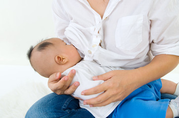 Obraz na płótnie Canvas Asian breastfeeding