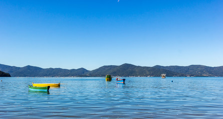 Paisagem com barcos na ba&iacute;a.