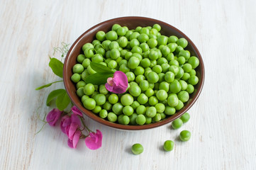 Green peas in bowl