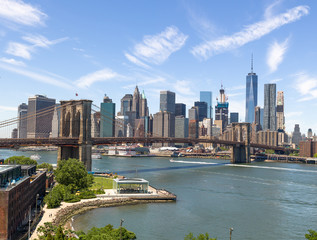 Naklejka premium New York City Manhattan downtown buildings skyline Brooklyn Bridge