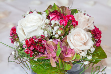 Brautstrauss mit weißen Rosen