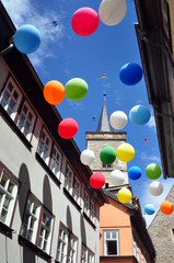 Historische Krämerbrücke zu Erfurt, geschmückt mit bunten Ballons zum Krämerbrückenfest 