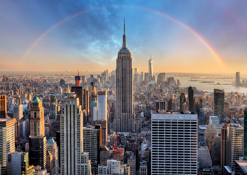 Fototapeta Panoramę Nowego Jorku z wieżowców miejskich i tęczy.