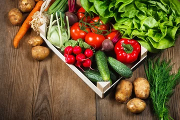 Photo sur Plexiglas Légumes Légumes frais dans une boîte en bois