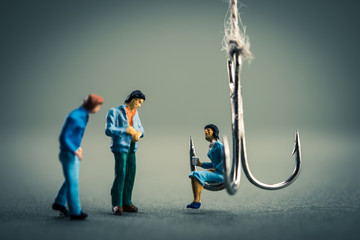 釣り針と女性に近寄る男性