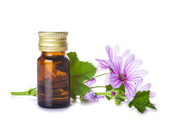 Frasco cuentagotas con aceite esencial o extracto de flor de malva aislado sobre un fondo blanco...