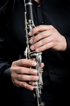 Mani di clarinettista sul clarinetto durante un&rsquo;esecuzione