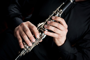 Mani di clarinettista sul clarinetto durante un’esecuzione - obrazy, fototapety, plakaty