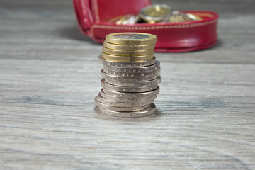 Münzen und eine Geldbörse