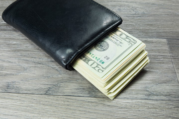 Eine Geldbörse und Dollarscheine