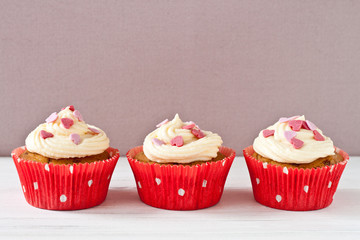 Cupcakes mit Zuckerherzen
