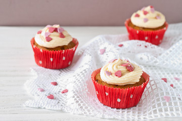 Cupcakes mit Zuckerherzen