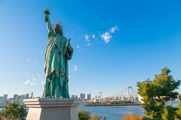 Obraz premium Statue of Liberty at Tokyo Bay in Odaiba, Japan