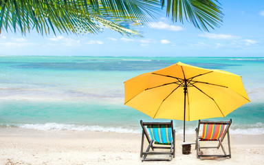 Einladung zur Entspannung: Urlaub, Ferien, Auszeit, Relaxen am Meer auf Liegestühlen unter Palmen :)