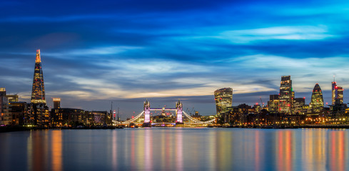Obraz premium Panoramic view of illuminated London cityscape at sunset