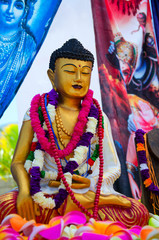 Obraz premium Closeup of buddha with mala beads on colorful background