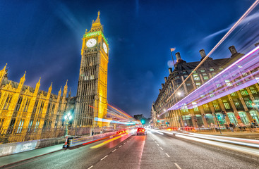 Westminster Bridge at night with cars speeding up - London - obrazy, fototapety, plakaty
