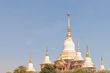 Naklejka premium Thai Buddhist style pagoda under blue sky