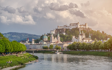 Fototapeta premium Historyczne miasto Salzburg latem o zachodzie słońca, Austria
