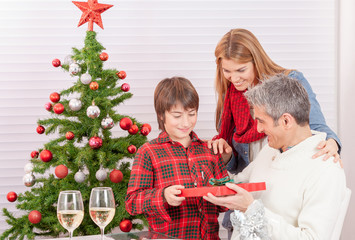 Obraz na płótnie Canvas Happy family Christmas scene at home