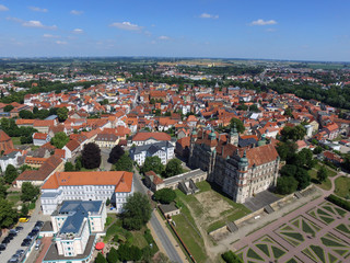 Obraz premium widok z lotu ptaka na zamek Gustrow, park zamkowy, Mecklenburg-Vorpommern