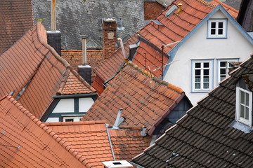 Verschiedene Eindeckungen von Hausdächern und Dachkonstruktionen