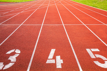 Laufbahnen bzw. Kampfbahnen auf einem Sportplatz