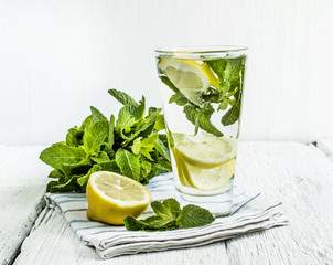 detox water lemon mint